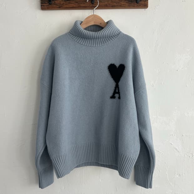 AMI 아미 스틸블루 인타르시아 터틀넥 니트