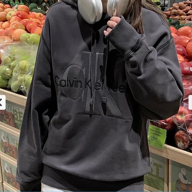 캘빈클라인 남녀공용 빅 CK 레터링 로고 딥차콜 프렌치테리 후드티