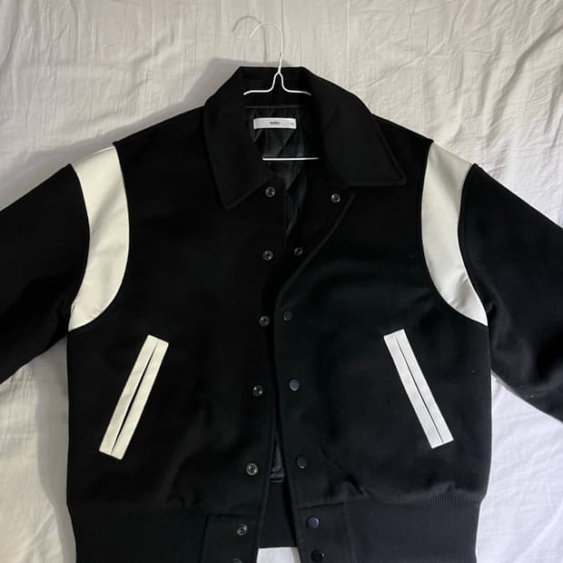 밀로아카이브 바시티 블랙