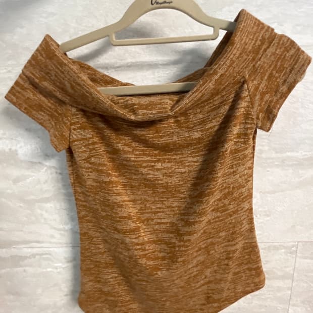 쎄쎄쎄 OFF SHOULDER KNIT TOP CAMEL