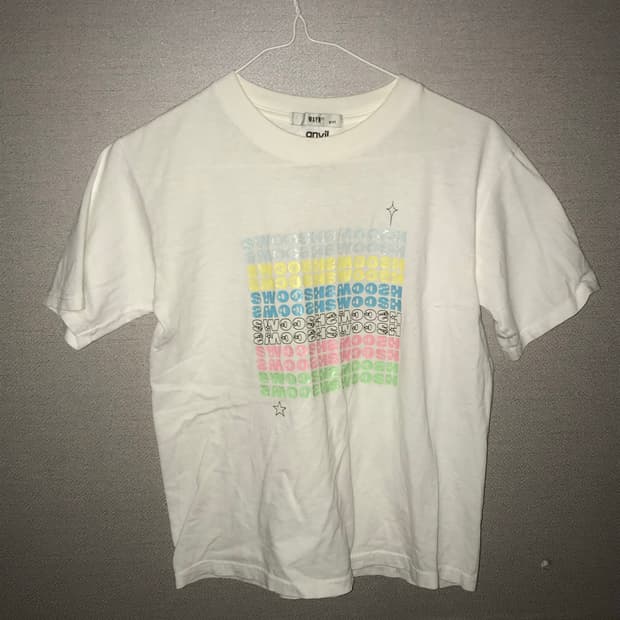 white short-sleeved T-shirt