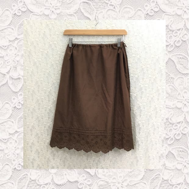브라운 펀칭 디테일 스커트