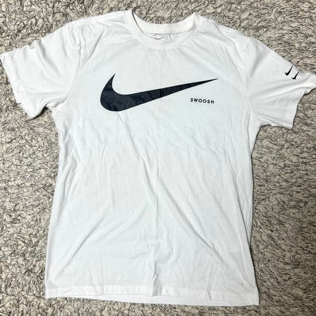 나이키 스우시 반팔티
