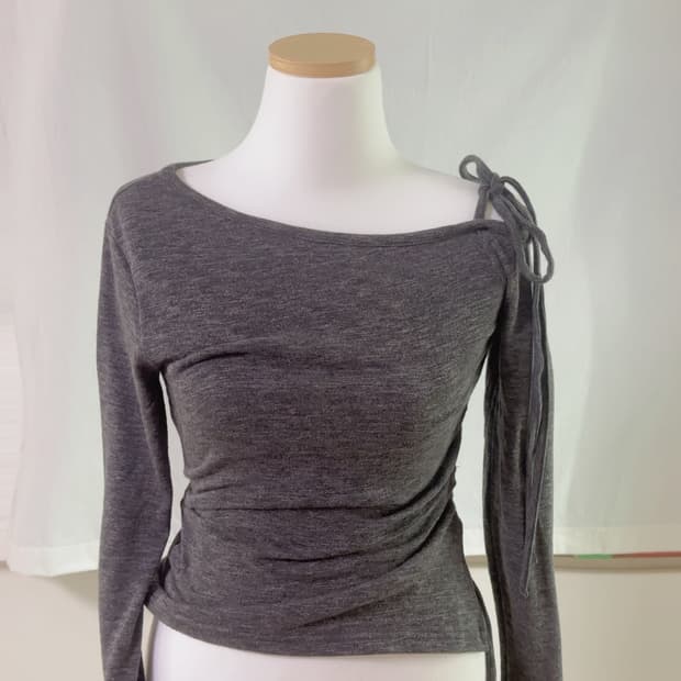 오네갸루 리본 스트랩 오픈 원숄더 언발 셔링 트임 긴팔 티셔츠 니트