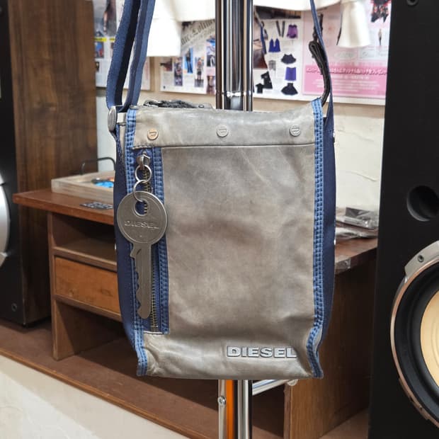 디젤 키링 포인트 그레이 블루 미니 크로스백