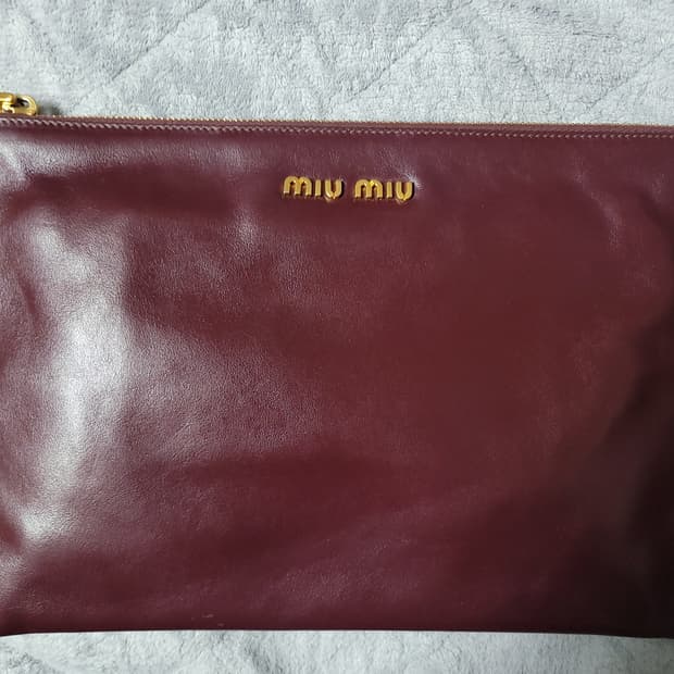 미우미우 스터드 클러치