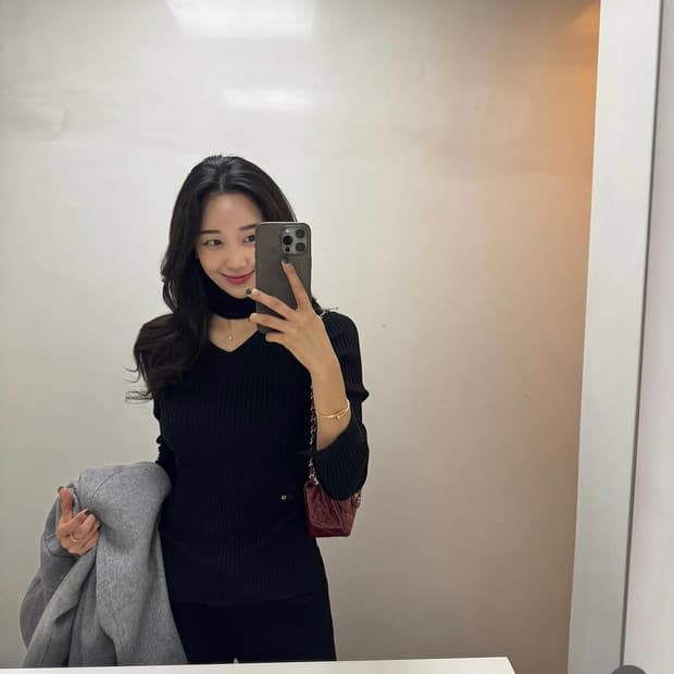 에밀리 컷아웃니트