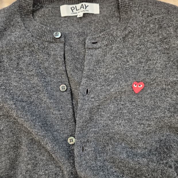 (SSF샵 구매) 꼼데가르송 스몰 레드 하트 와펜 회색