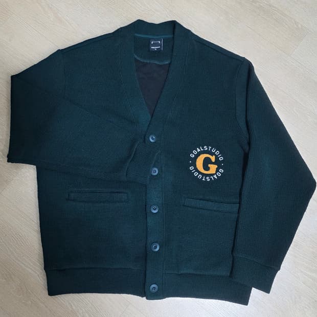 골스튜디오 브이넥 자수 로고 가디건 XL