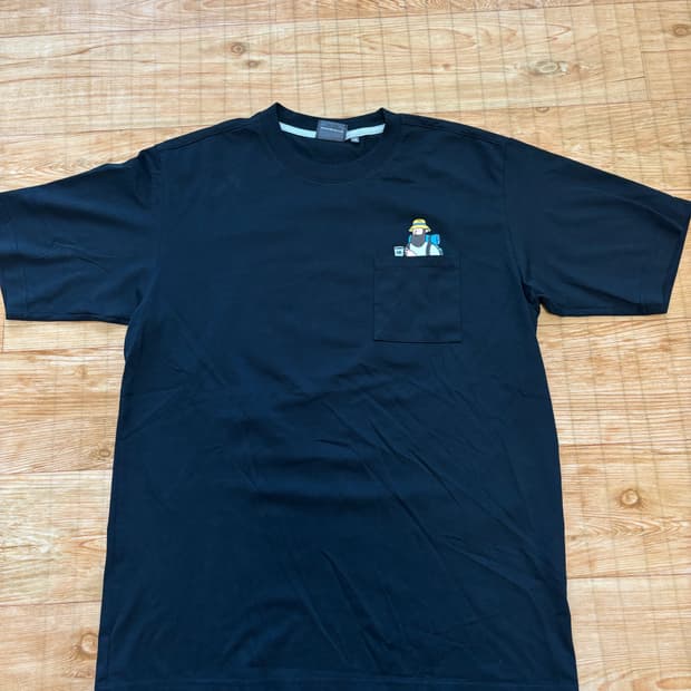 뉴발란스 포켓 반팔 티셔츠 검정 팝니다.