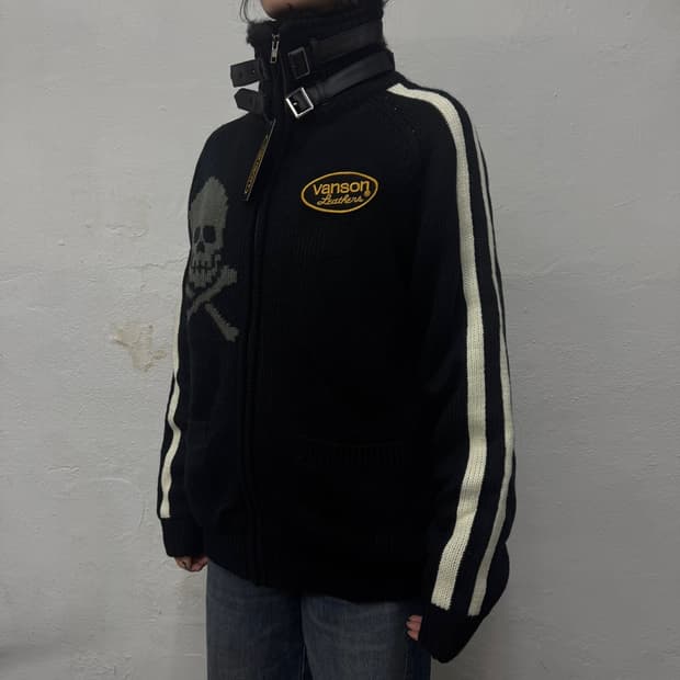 VANSON 블랙컬러 양면 로고 하이넥 코위찬 집업 니트 자켓