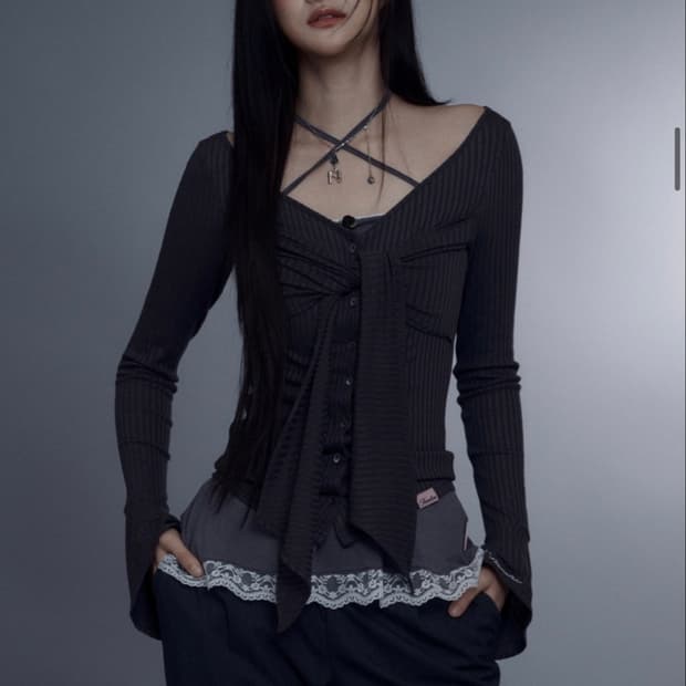 뉴얼린 Darling Twist Button Blouse 차콩