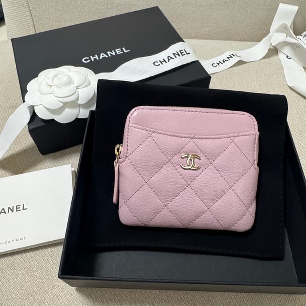 샤넬 클래식 캐비어 지퍼 카드지갑 연핑크 새제품 AP2061