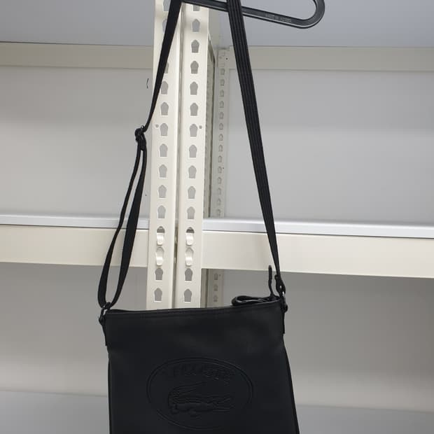 라코스테 정품 미니크로스백 팝니다