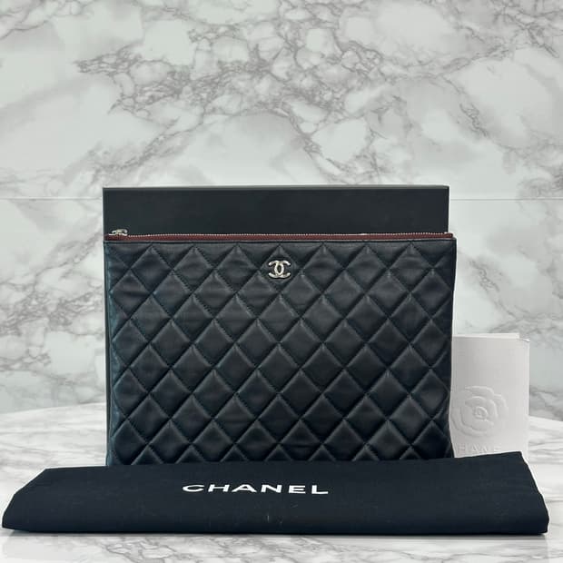 샤넬 클래식 미디움 케비어 클러치