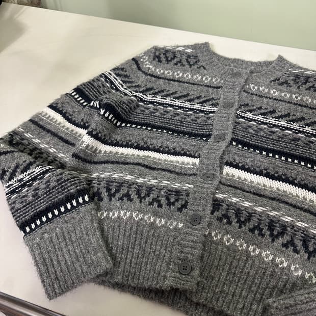 우먼S-M URBAN REVIVO 멀티패턴 그레이 U넥 크롭가디건