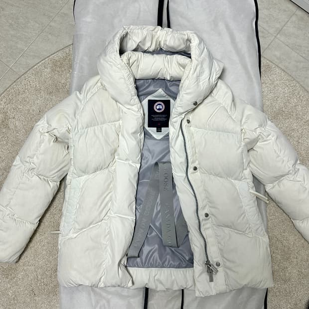 화이트 색상 캐나다구스 멀로우 여성 패딩 XS