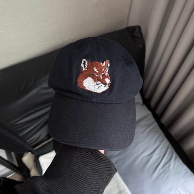 메종키츠네 볼캡 네이비