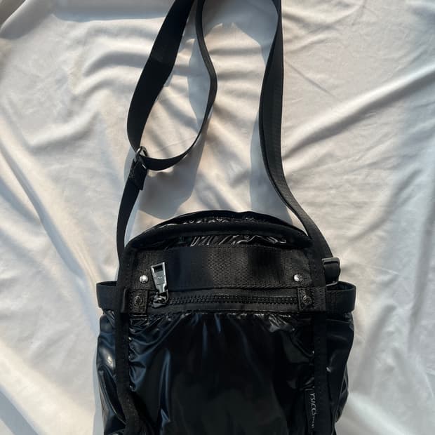 Y’SACCS 요지 야마모토 글로시 나일론 미니 크로스 백