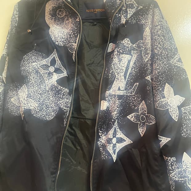 루이비통 모노그램 스프레이 후드 점퍼 판매