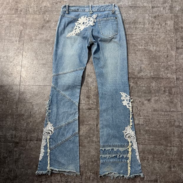 레이스 패치 프린지드 부츠컷 데님