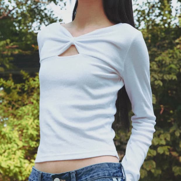 론론 | KNOT RIBBON SLIT LONG SLEEVE WHIT