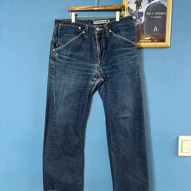 00‘s Levi's engineered denim pant.