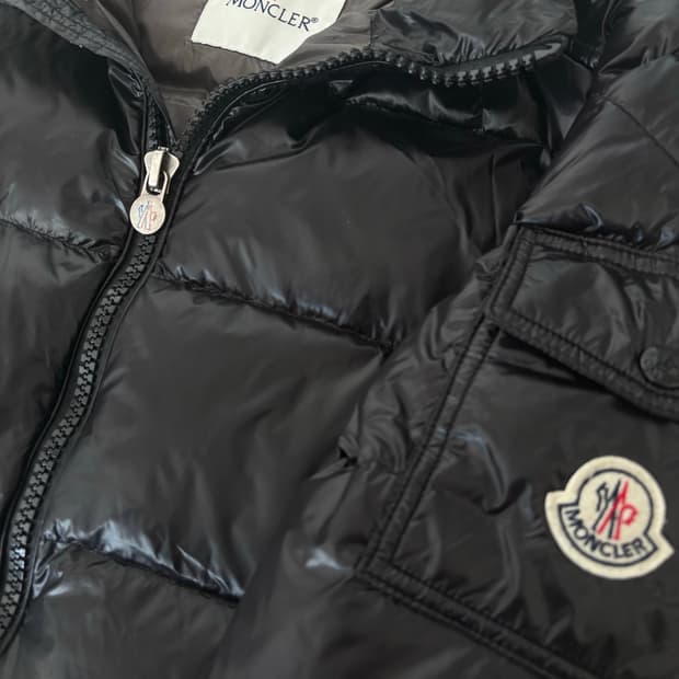 (급처)몽클레어 마야 다운 패딩 자켓 유광 블랙 2사이즈