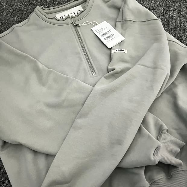 렉토 raw edge collar stand half zip-up