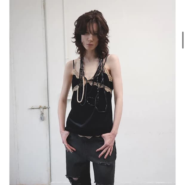 데어드 레이스 벨벳 탑