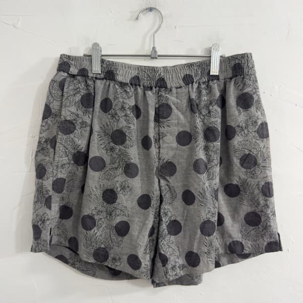and a dot short pants