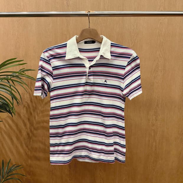 버버리 블랙라벨 반팔 카라 멀티 스트라이프 패턴 자수 로고 디테일