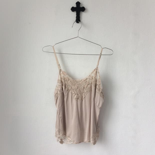 Lace point sleeveless