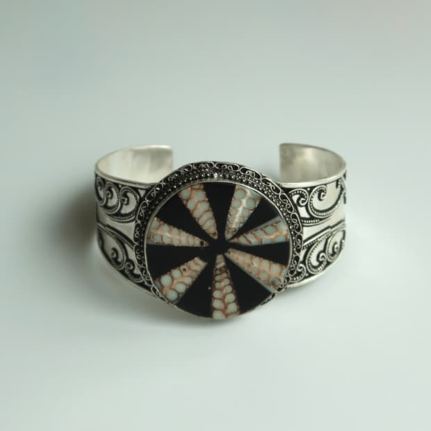 shell pattern cuff