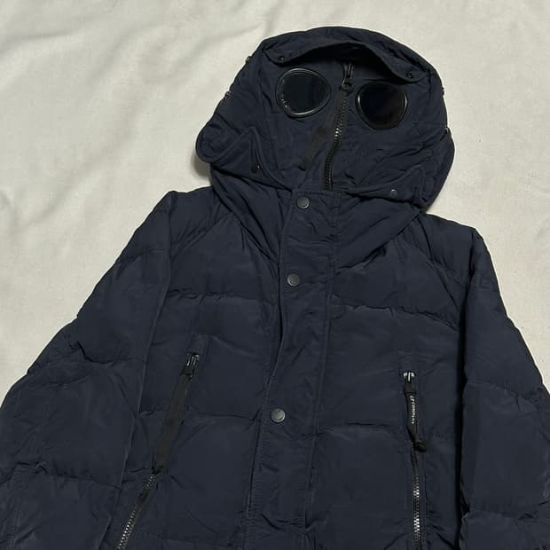 95 C.P. 컴퍼니 고글 노르지 네이비 덕다운 패딩