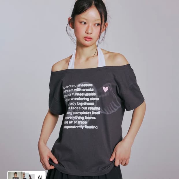 유희 LETTERING HALTER NECK OFF-SHOULDER T-