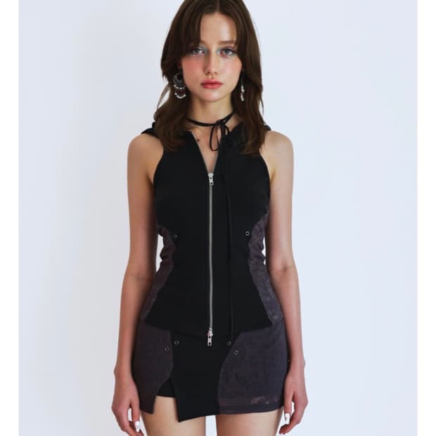 시오서울 CUT OUT SLEEVELESS ZIPUP