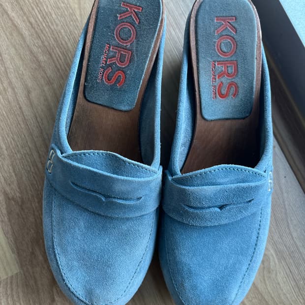 마이클 코어스 크록 샌들