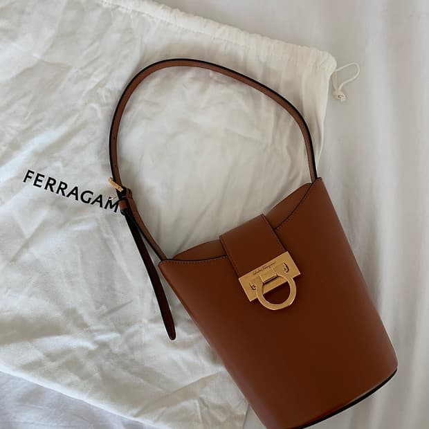 페레가모 트리폴리오 버킷백