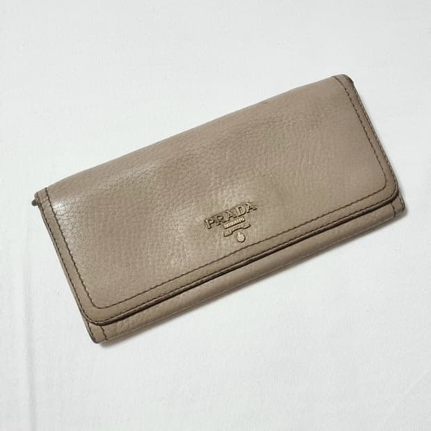 프라다 연그레이베이지 장지갑 (사용감존재/가죽상태 좋은 편 아님)