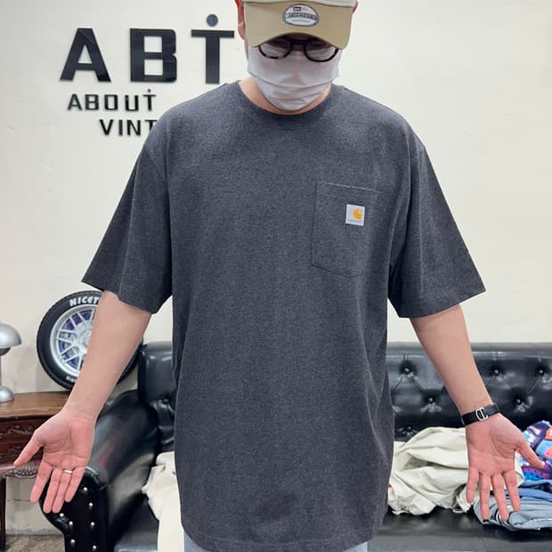 칼하트 포켓 로고 반팔 루즈핏 챠콜 XL
