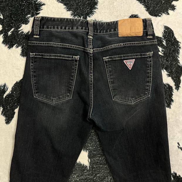 GUESS 게스 블랙 워싱 슬림 스트레이트 데님 팬츠