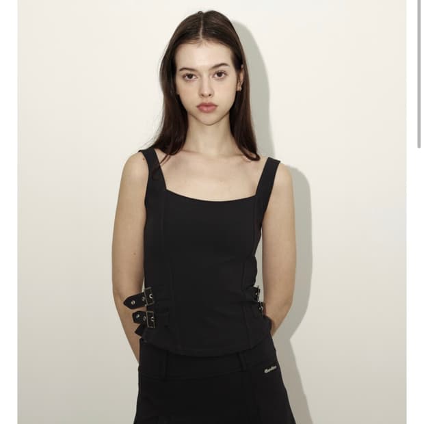 Orchid buckle vest black