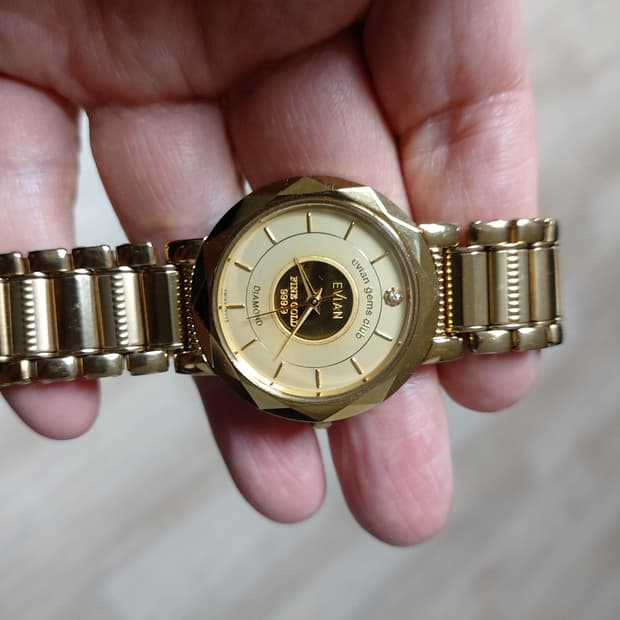 Evian Gems Club 금장 시계