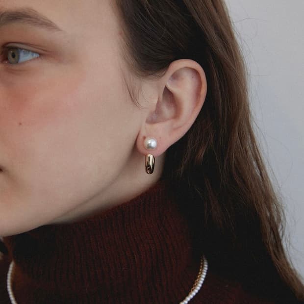 미드나잇모먼트 커브 진주 귀걸이(골드)