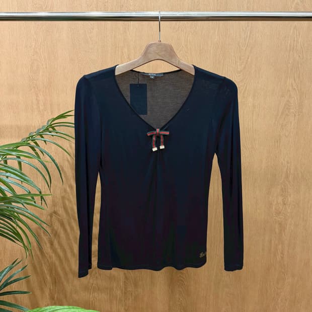 구찌 롱슬리브 티셔츠 리본 골드 로고 브이넥 디테일 슬림핏 블랙