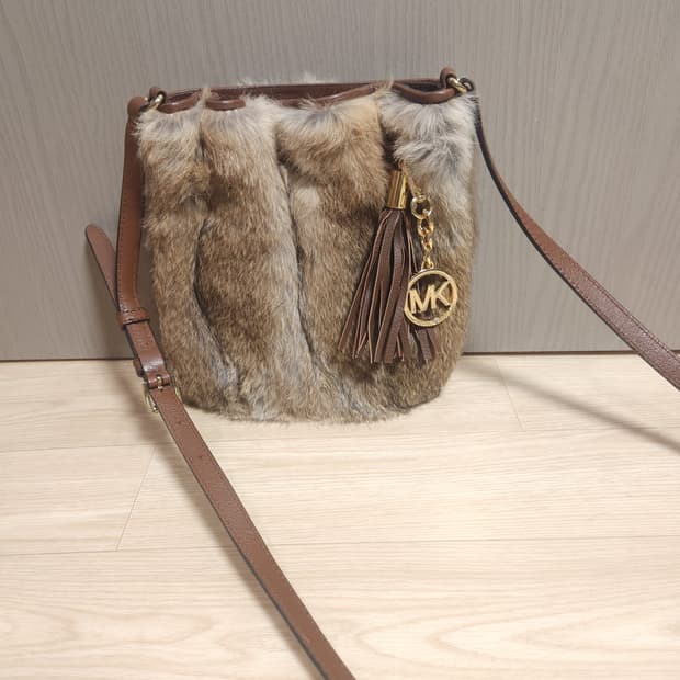 마이클코어스 퍼 크로스백