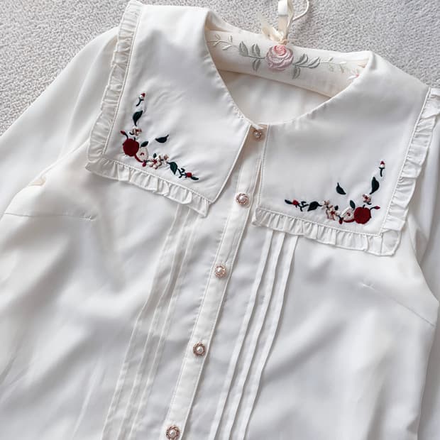 엑시즈팜 사과자수 여리핏 세일러 블라우스