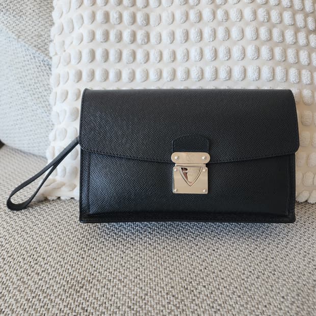 초민트급 루이비통 타이가 벨라야 클러치백 블랙