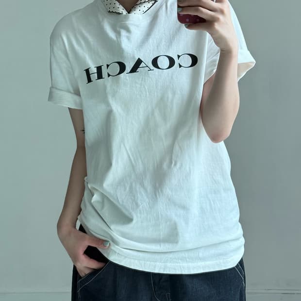 코치 로고 화이트 반팔티